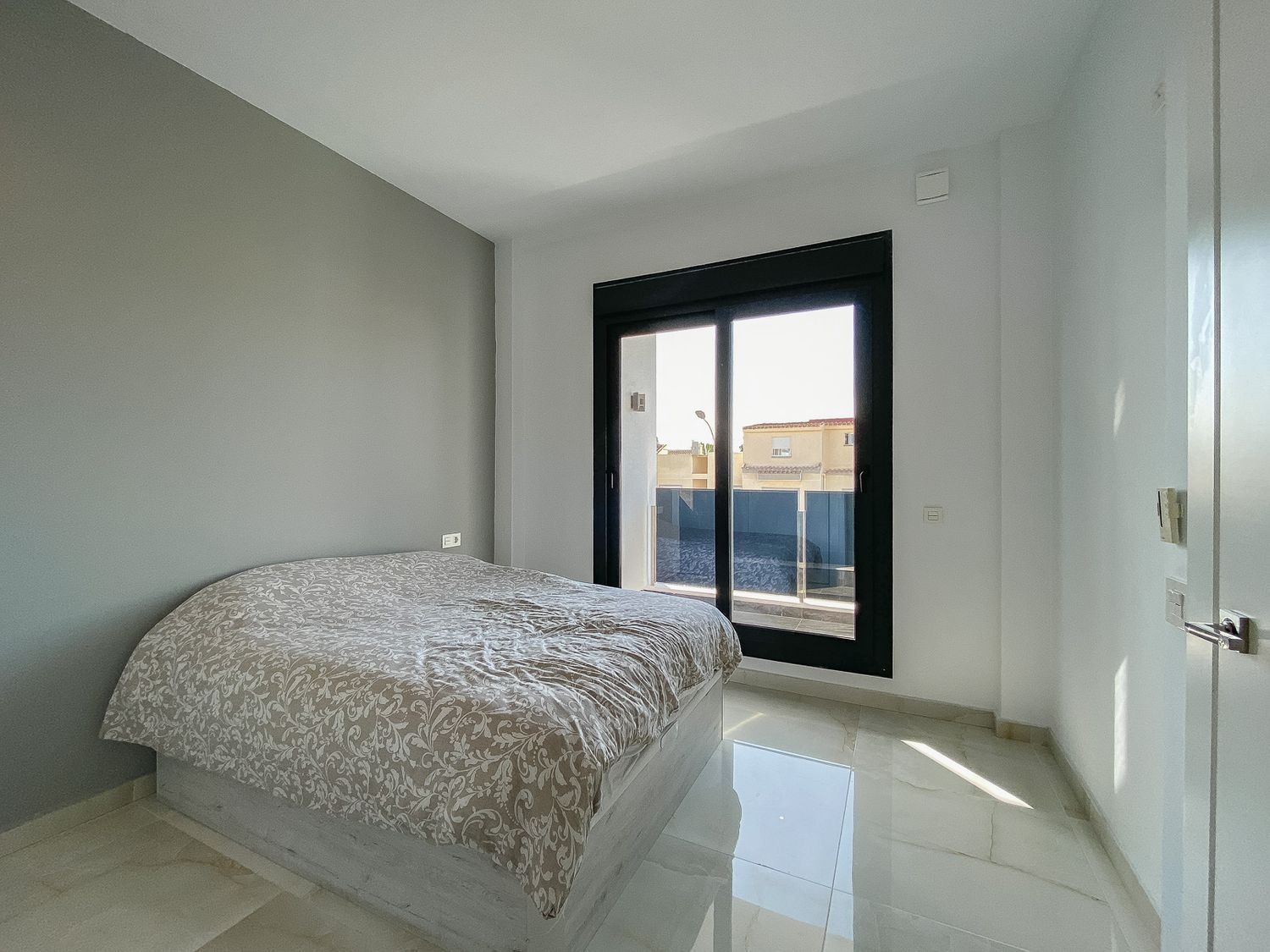 Villa en Torrevieja, Alicante, España 4 dormitorios, 219 m2 No. 133333