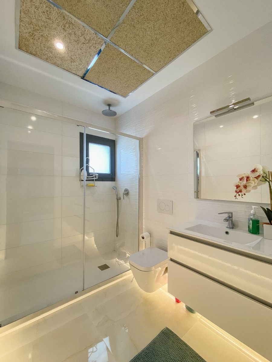 Villa en Torrevieja, Alicante, España 4 dormitorios, 219 m2 No. 133333