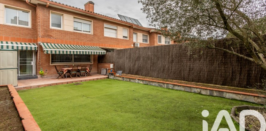 Casa adosada en La Roca del Vallès, Barcelona, España 4 dormitorios, 220 m2 No. 152320