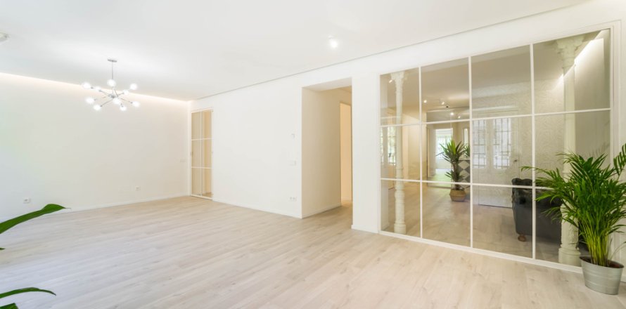 Apartment in Madrid, Spain 2 bedrooms, 130 sq.m. No. 196682