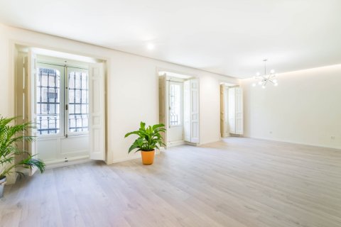Apartment for rent in Madrid, Spain 2 bedrooms, 130 sq.m. No. 196682 - photo 4