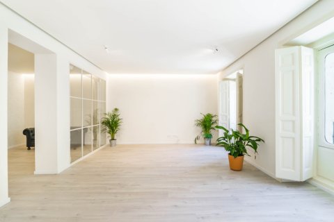 Apartment for rent in Madrid, Spain 2 bedrooms, 130 sq.m. No. 196682 - photo 2