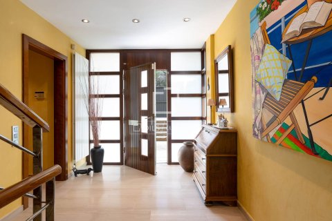 Villa for sale in Sant Vicenc De Montalt, Barcelona, Spain 6 bedrooms, 707 sq.m. No. 150313 - photo 9