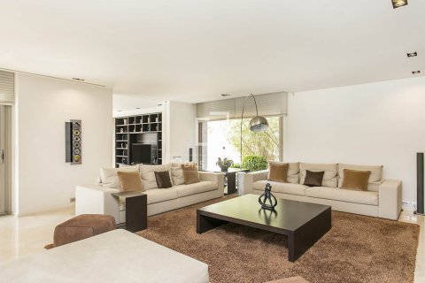 Villa for sale in Barcelona, Spain 7 bedrooms, 900 sq.m. No. 150311 - photo 9