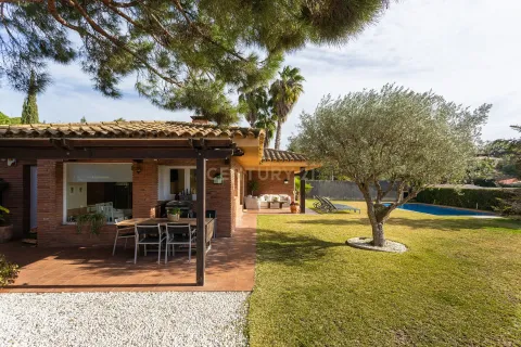 House for sale in Sant Vicenc De Montalt, Barcelona, Spain 4 bedrooms, 229 sq.m. No. 166879 - photo 2