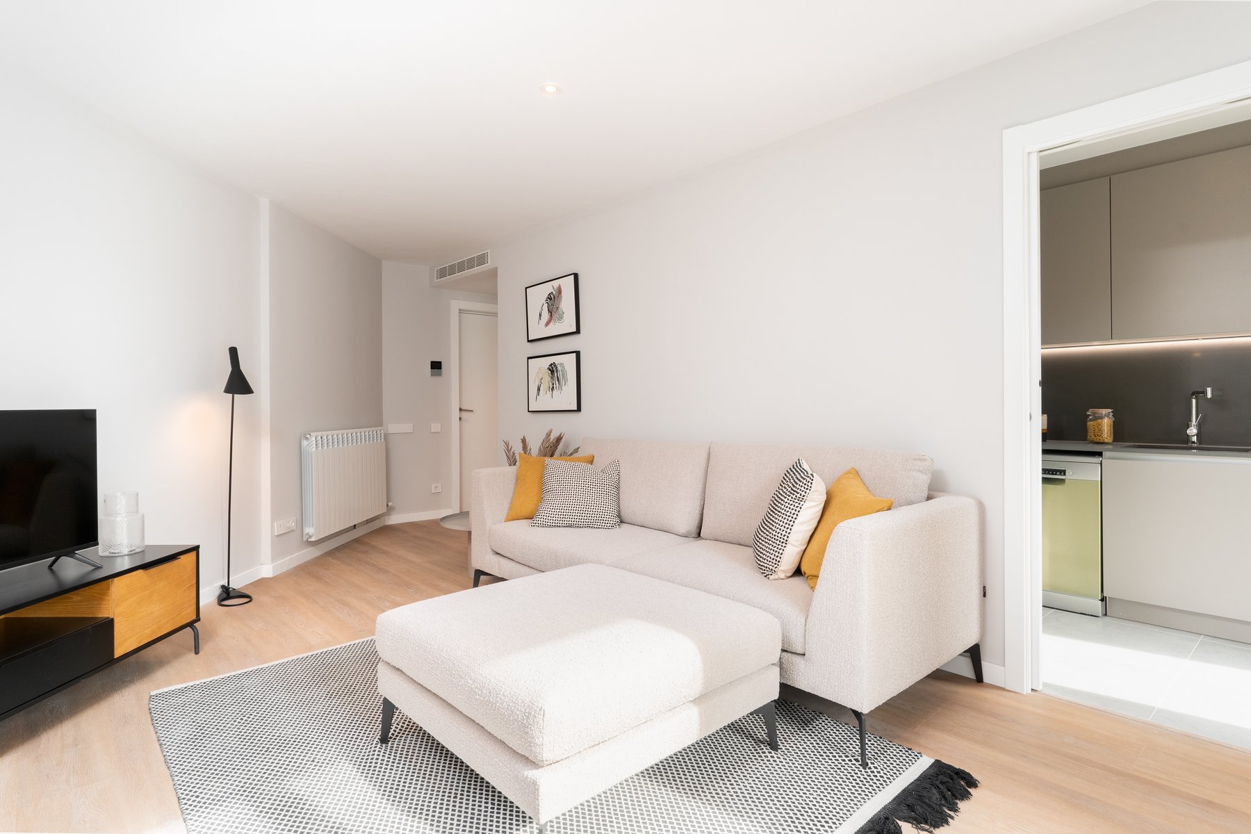 Apartment in Barcelona, Spain 4 bedrooms,  No. 141278