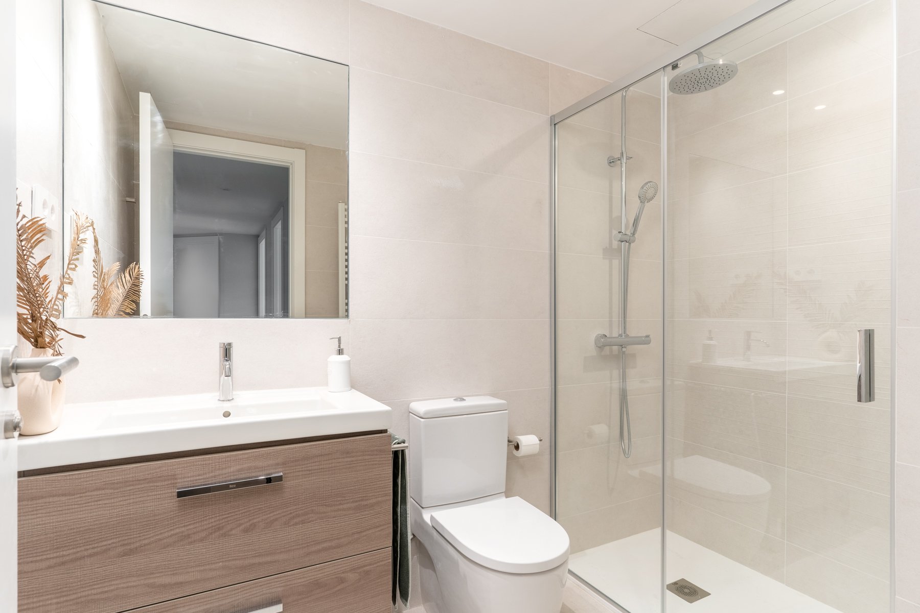 Apartment in Barcelona, Spain 4 bedrooms,  No. 141278