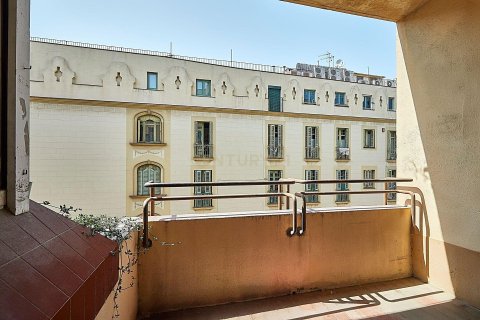 Apartment in Barcelona, Spain 4 bedrooms, 104 sq.m. No. 186299