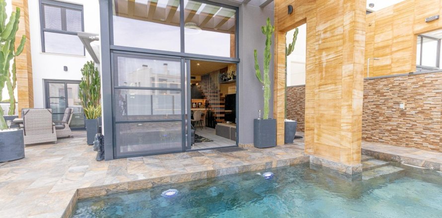 Villa en Cabo Roig, Alicante, España 3 dormitorios, 130 m2 No. 148743