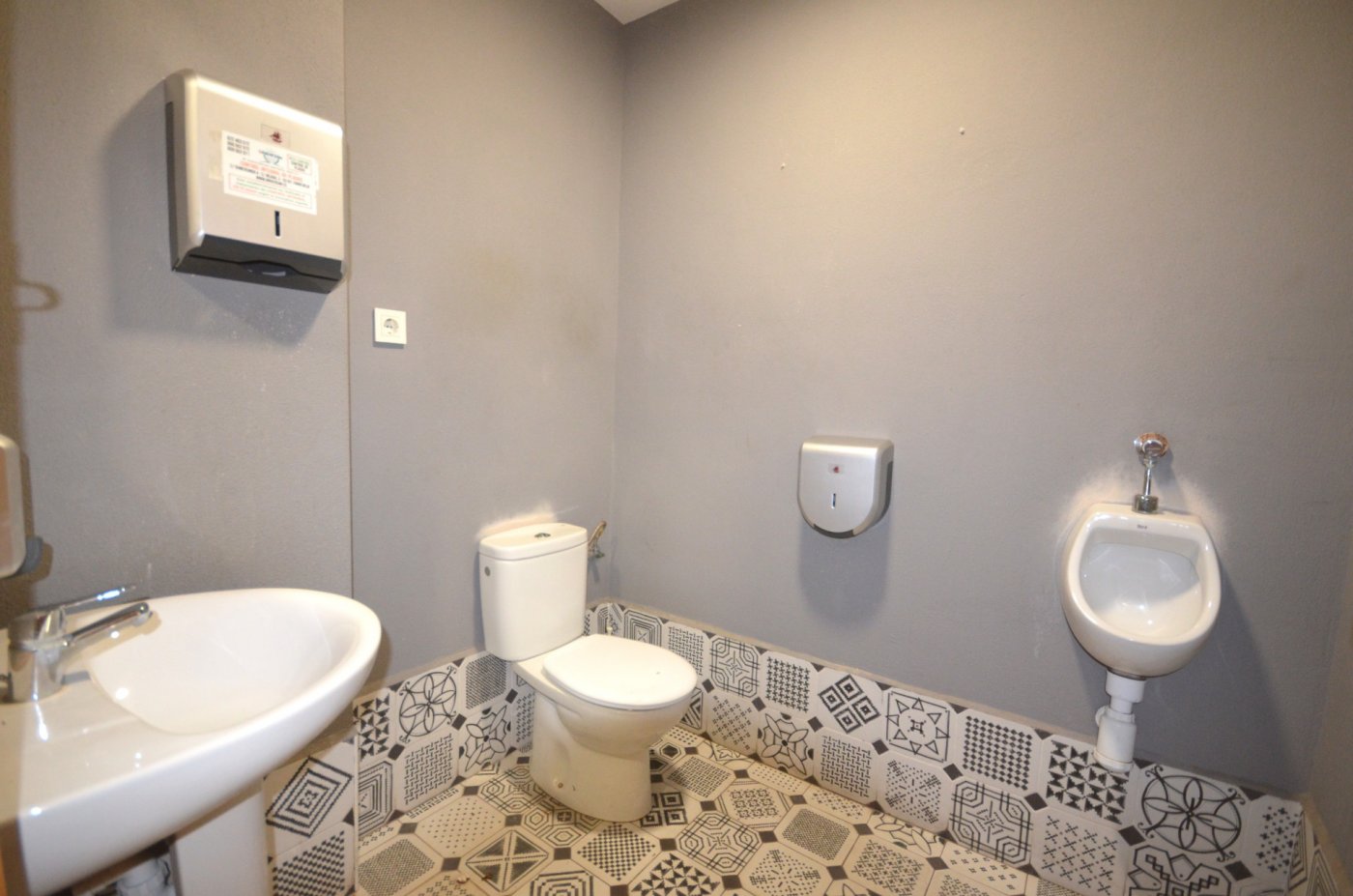 Commercial property in Torrevieja, Alicante, Spain 200 sq.m. No. 177509