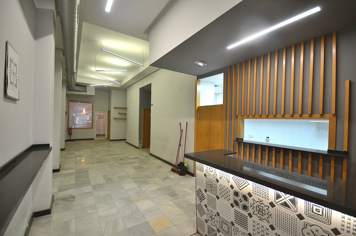Commercial property in Torrevieja, Alicante, Spain 200 sq.m. No. 177509