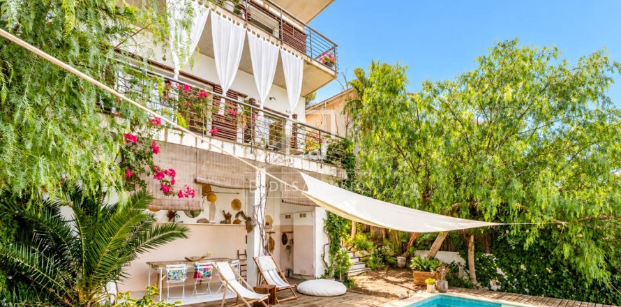 Villa in Sitges, Barcelona, Spain 4 bedrooms, 215 sq.m. No. 196230
