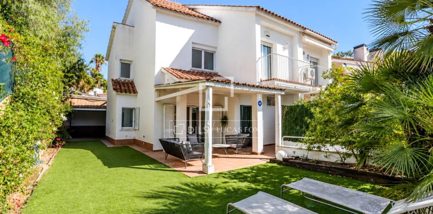 Villa in Sitges, Barcelona, Spain 4 bedrooms, 160 sq.m. No. 196235