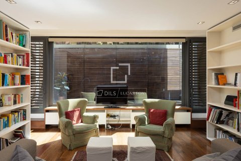 Villa for sale in Barcelona, Spain 4 bedrooms, 285 sq.m. No. 196234 - photo 29