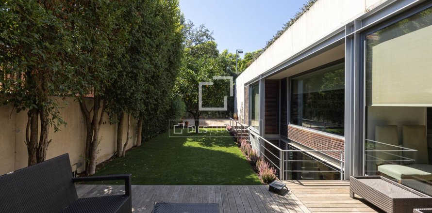 Villa in Barcelona, Spain 4 bedrooms, 285 sq.m. No. 196234