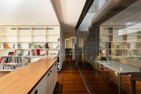Villa for sale in Barcelona, Spain 4 bedrooms, 285 sq.m. No. 196234 - photo 30