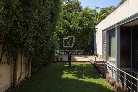 Villa for sale in Barcelona, Spain 4 bedrooms, 285 sq.m. No. 196234 - photo 7