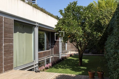 Villa for sale in Barcelona, Spain 4 bedrooms, 285 sq.m. No. 196234 - photo 16