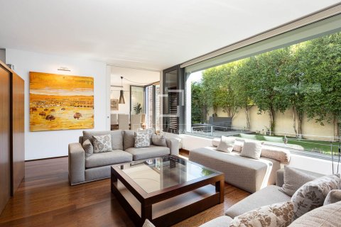 Villa for sale in Barcelona, Spain 4 bedrooms, 285 sq.m. No. 196234 - photo 10
