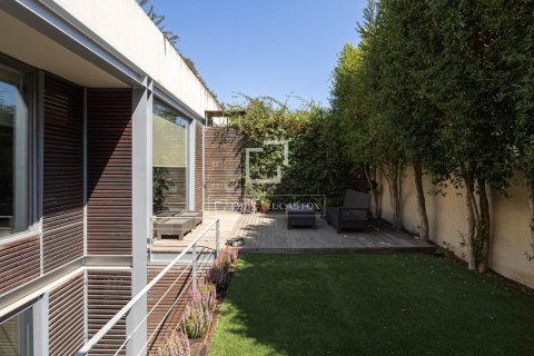 Villa for sale in Barcelona, Spain 4 bedrooms, 285 sq.m. No. 196234 - photo 8