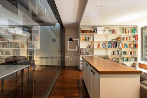 Villa for sale in Barcelona, Spain 4 bedrooms, 285 sq.m. No. 196234 - photo 28