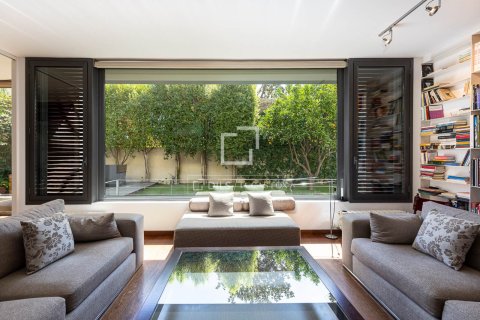 Villa for sale in Barcelona, Spain 4 bedrooms, 285 sq.m. No. 196234 - photo 2