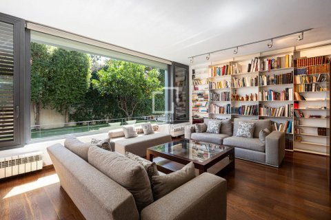 Villa for sale in Barcelona, Spain 4 bedrooms, 285 sq.m. No. 196234 - photo 9