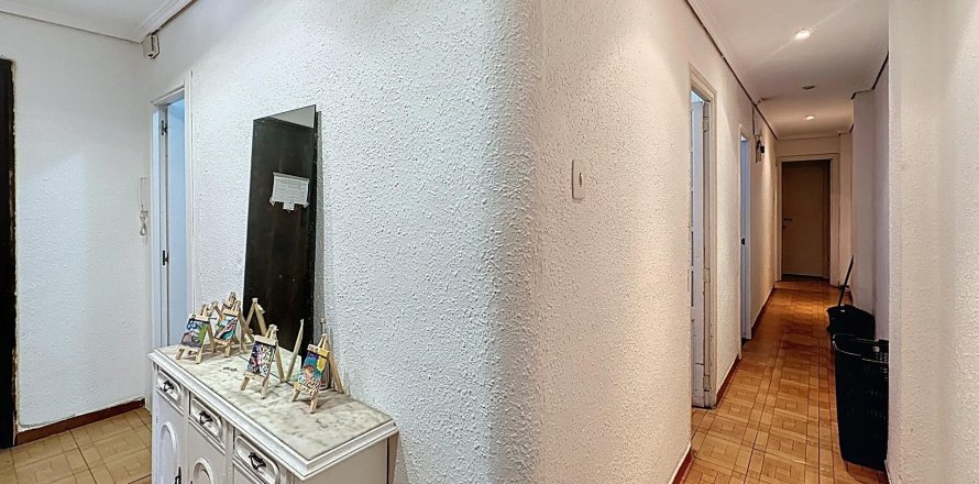 Apartment in Valencia, Spain 4 bedrooms, 82 sq.m. No. 144243