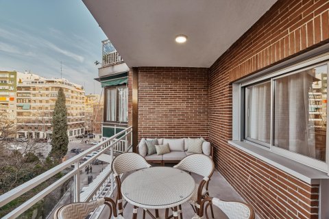 Huvila Madrid, Espanja 4 makuuhuonetta, 156 m2 No. 179869