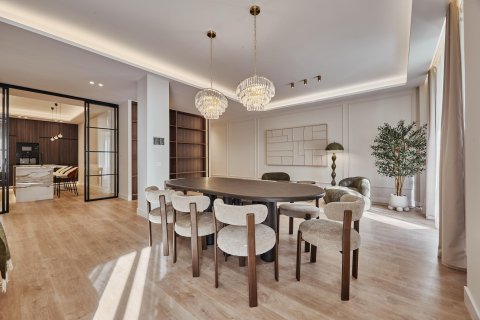 Apartment for sale in Madrid, Spain 5 bedrooms, 235 sq.m. No. 179875 - photo 10