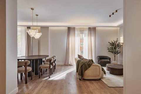 Apartment for sale in Madrid, Spain 5 bedrooms, 235 sq.m. No. 179875 - photo 8
