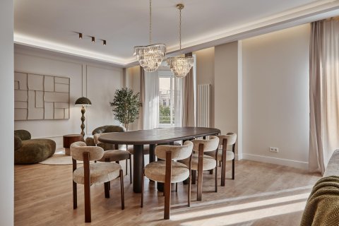 Apartment for sale in Madrid, Spain 5 bedrooms, 235 sq.m. No. 179875 - photo 9