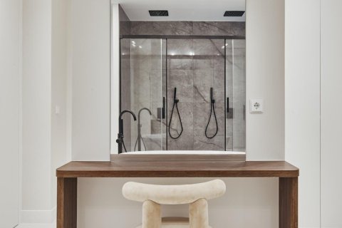 Apartment for sale in Madrid, Spain 5 bedrooms, 235 sq.m. No. 179875 - photo 27