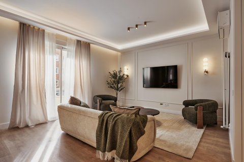 Apartment for sale in Madrid, Spain 5 bedrooms, 235 sq.m. No. 179875 - photo 2