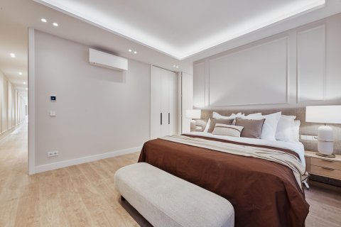 Apartment for sale in Madrid, Spain 5 bedrooms, 235 sq.m. No. 179875 - photo 21