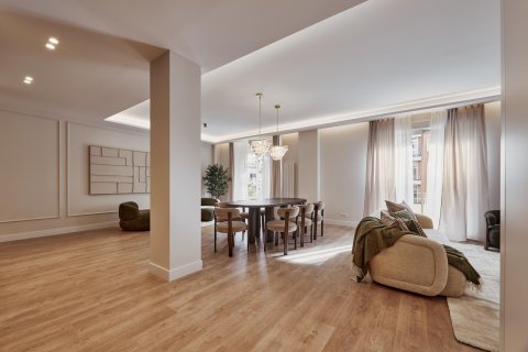 Apartment for sale in Madrid, Spain 5 bedrooms, 235 sq.m. No. 179875 - photo 7