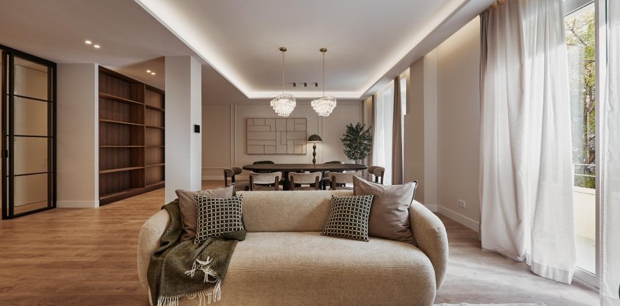 Apartment in Madrid, Spain 5 bedrooms, 235 sq.m. No. 179875