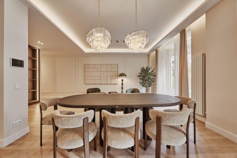 Apartment for sale in Madrid, Spain 5 bedrooms, 235 sq.m. No. 179875 - photo 11