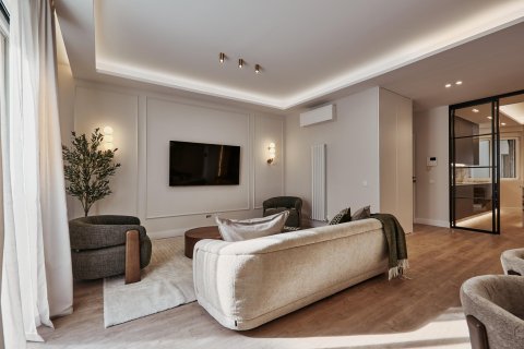 Apartment for sale in Madrid, Spain 5 bedrooms, 235 sq.m. No. 179875 - photo 3