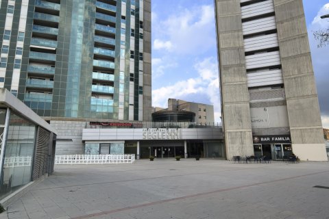 Commercial property à vendre à Barcelona, Espagne, 2340 m2 No. 140730 - photo 1