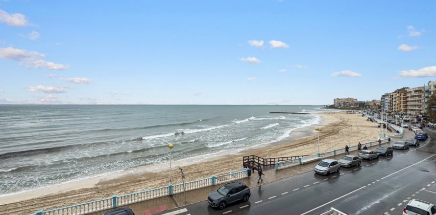 Apartment à Torrevieja, Alicante, Espagne 3 chambres, 120 m2 No. 189412