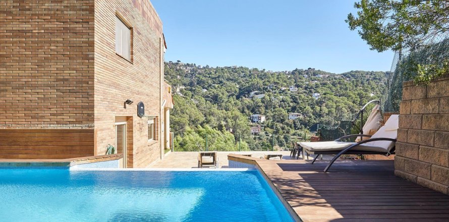 Casa a Torrelles de Llobregat, Barcelona, Spagna 4 camere da letto, 258 mq. N° 167080