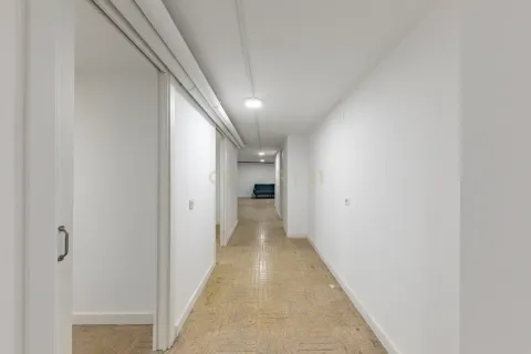 Garage for sale in Barcelona, Spain 10 bedrooms, 452 sq.m. No. 167082 - photo 16