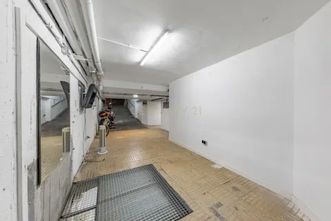 Garage for sale in Barcelona, Spain 10 bedrooms, 452 sq.m. No. 167082 - photo 2
