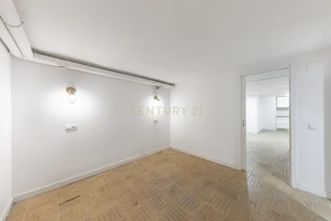 Garage for sale in Barcelona, Spain 10 bedrooms, 452 sq.m. No. 167082 - photo 5