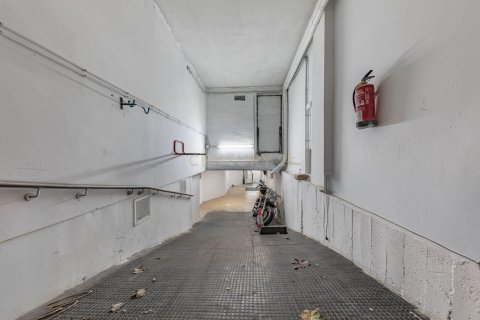 Garage in Barcelona, Spain 10 bedrooms, 452 sq.m. No. 167082
