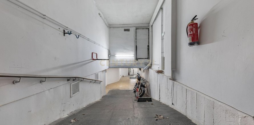 Garage in Barcelona, Spain 10 bedrooms, 452 sq.m. No. 167082