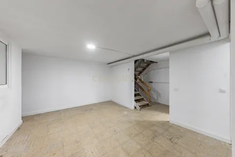 Garage for sale in Barcelona, Spain 10 bedrooms, 452 sq.m. No. 167082 - photo 9