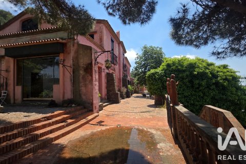 Сasa en venta en Barcelona, España 8 dormitorios, 1230 m2 No. 188213 - foto 3