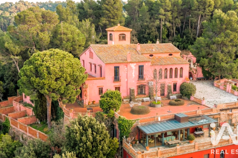 House in Barcelona, Spain 8 bedrooms, 1230 sq.m. No. 188213